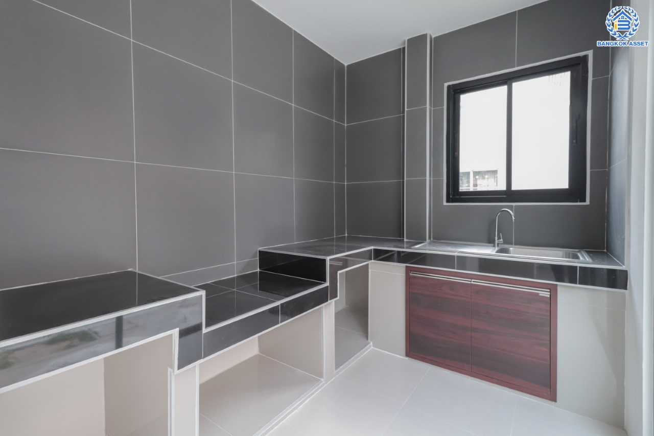 บ้านมือสองตกแต่งใหม่ แบรนด์ LH ม.ชลลดา บางใหญ่-เซ็นทรัลเวสต์เกต หลังใหญ่ เนื้อที่ 64 ตร.ว. ฟังก์ชัน 3 ห้องนอน 2 ห้องน้ำ จอดรถได้ 3 ที่จอดรถ พร้อม Facilities ครบครัน บนทำเลเดินทางสะดวก เชื่อมต่อถ.กาญจนาภิเษก ใกล้รถไฟฟ้าสายสีม่วง "สถานีคลองบางไผ่"